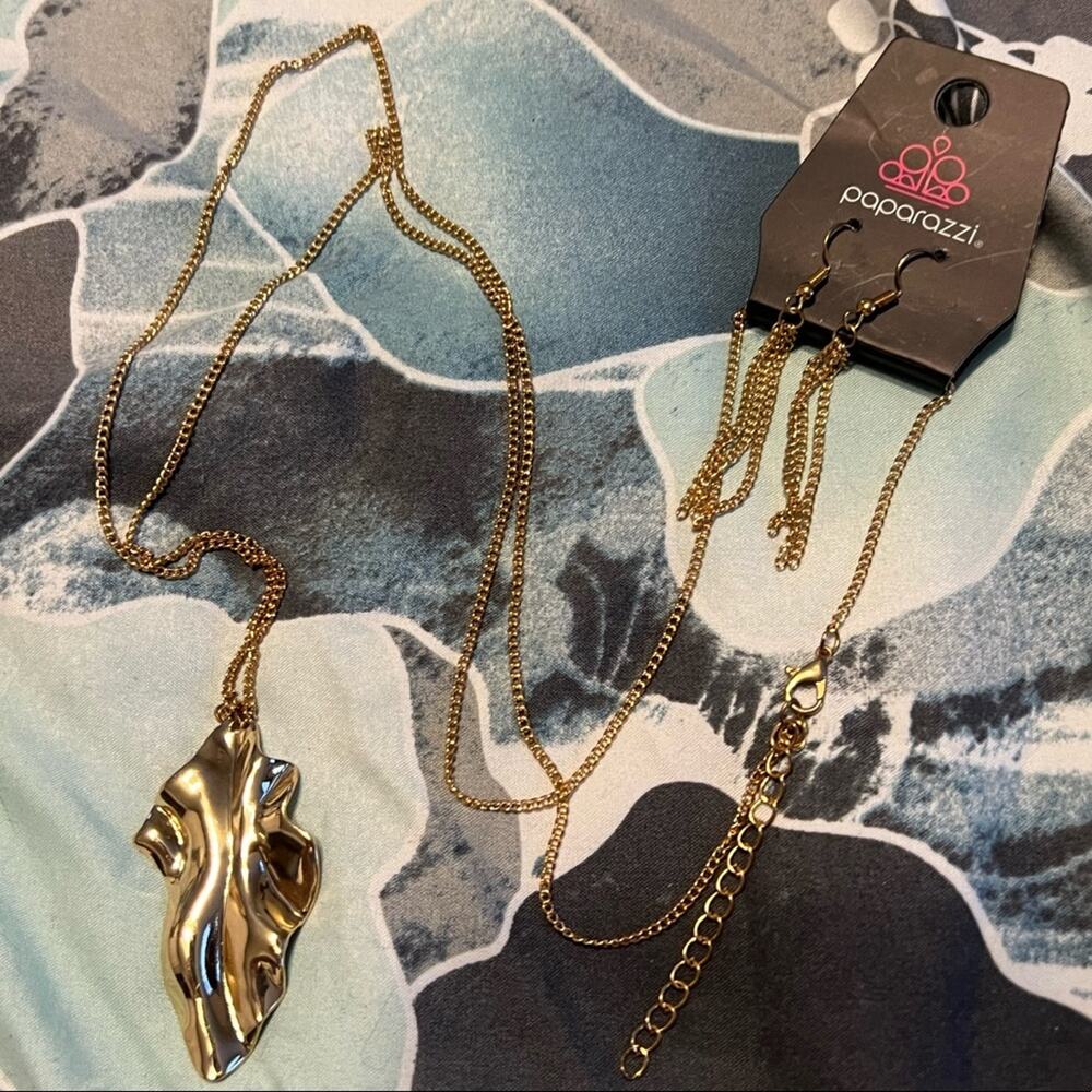 NWT Paparazzi long gold abstract leaf necklace and matching dangle earrings